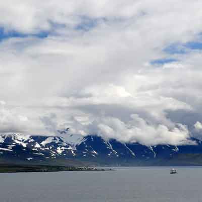 Tr&ouml;llskagi: Rastplatz im &Oacute;lafsfj&ouml;r&eth;ur-Tunnel Wolken &uuml;ber dem Fjord